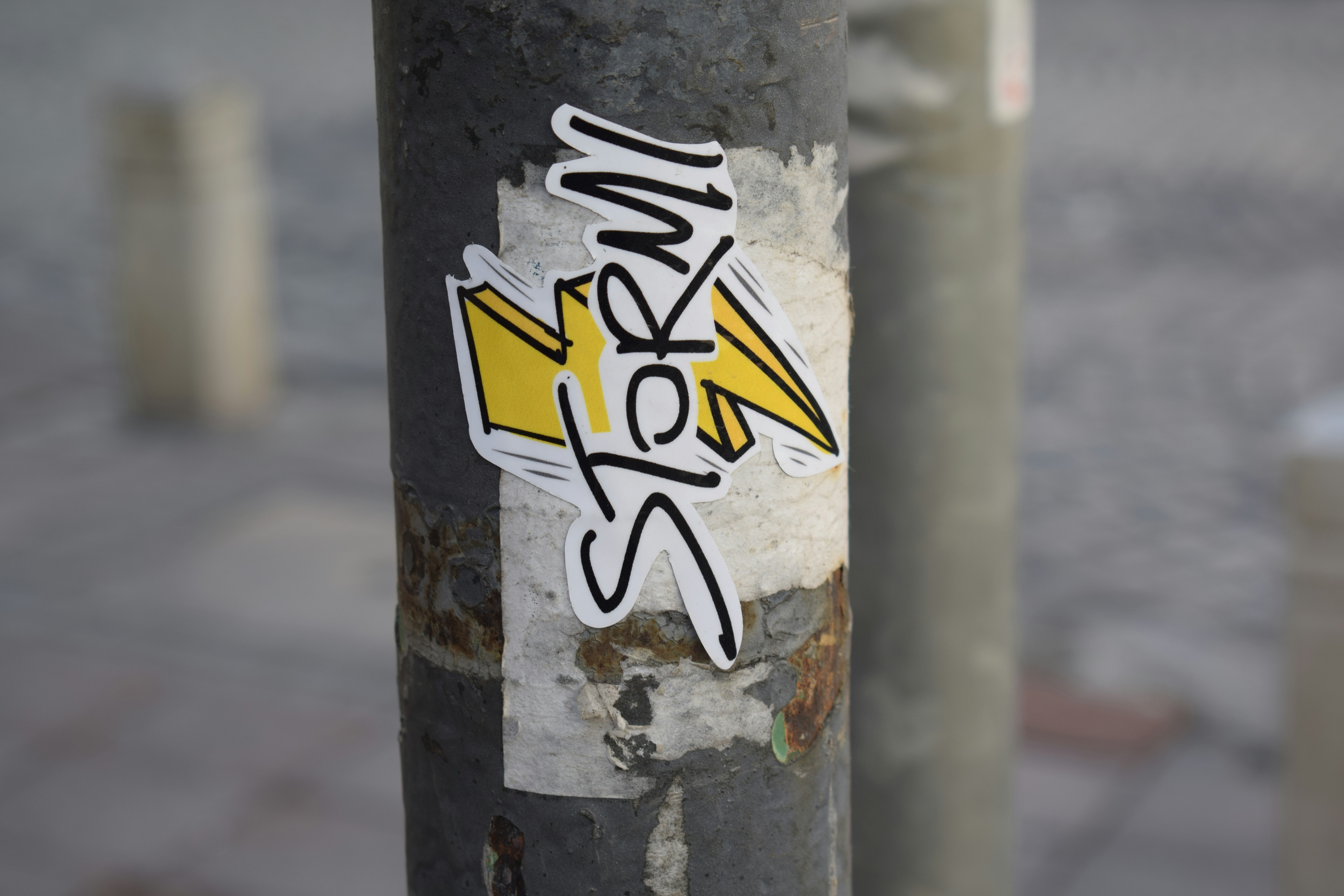 工場で働く人たちが、RTOSが導入されたことで効率化された生産ラインを見ている様子