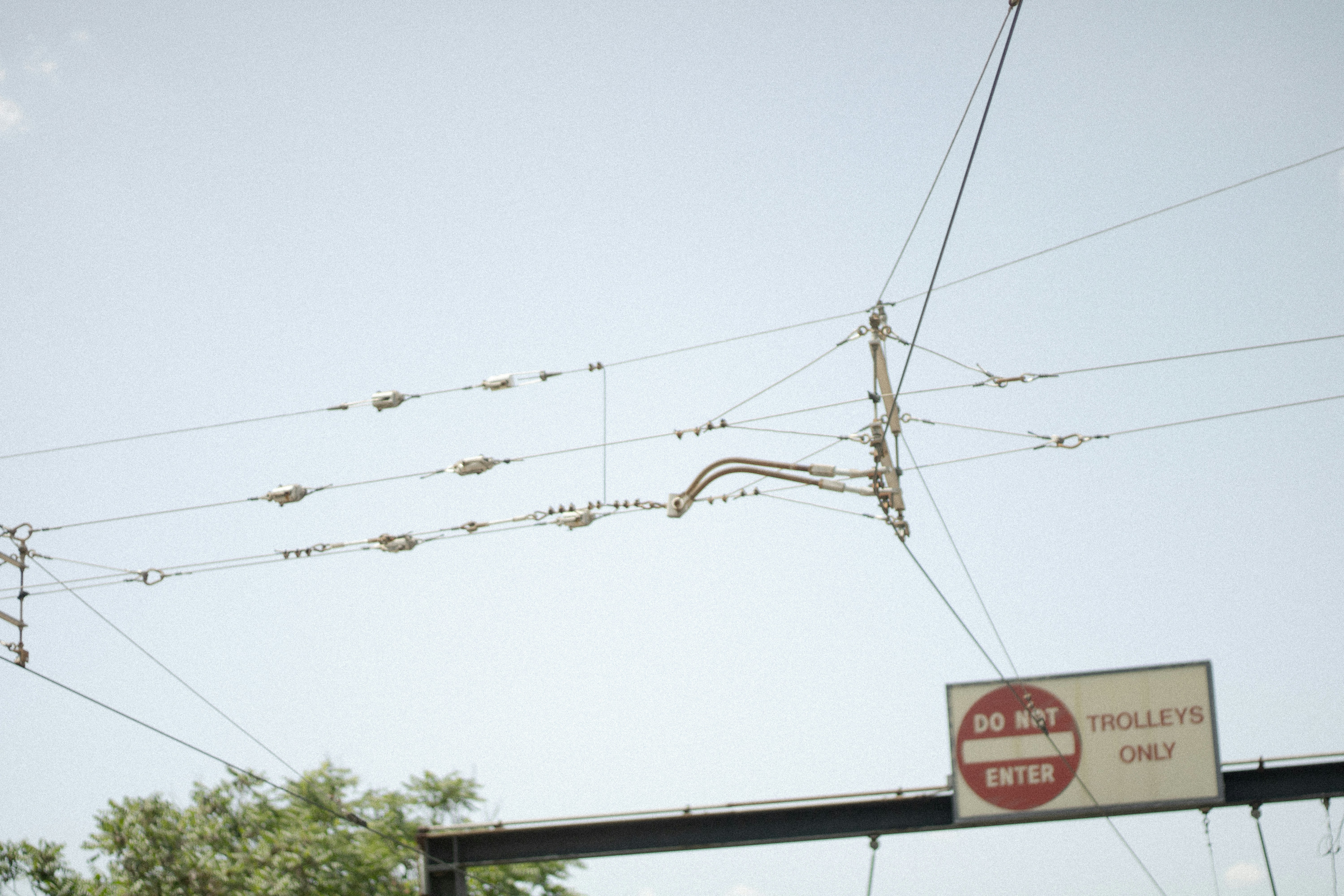 自動車の内部ネットワークを模した模式図で、センサーから中央制御ユニットへデータが流れる様子を表現した図解