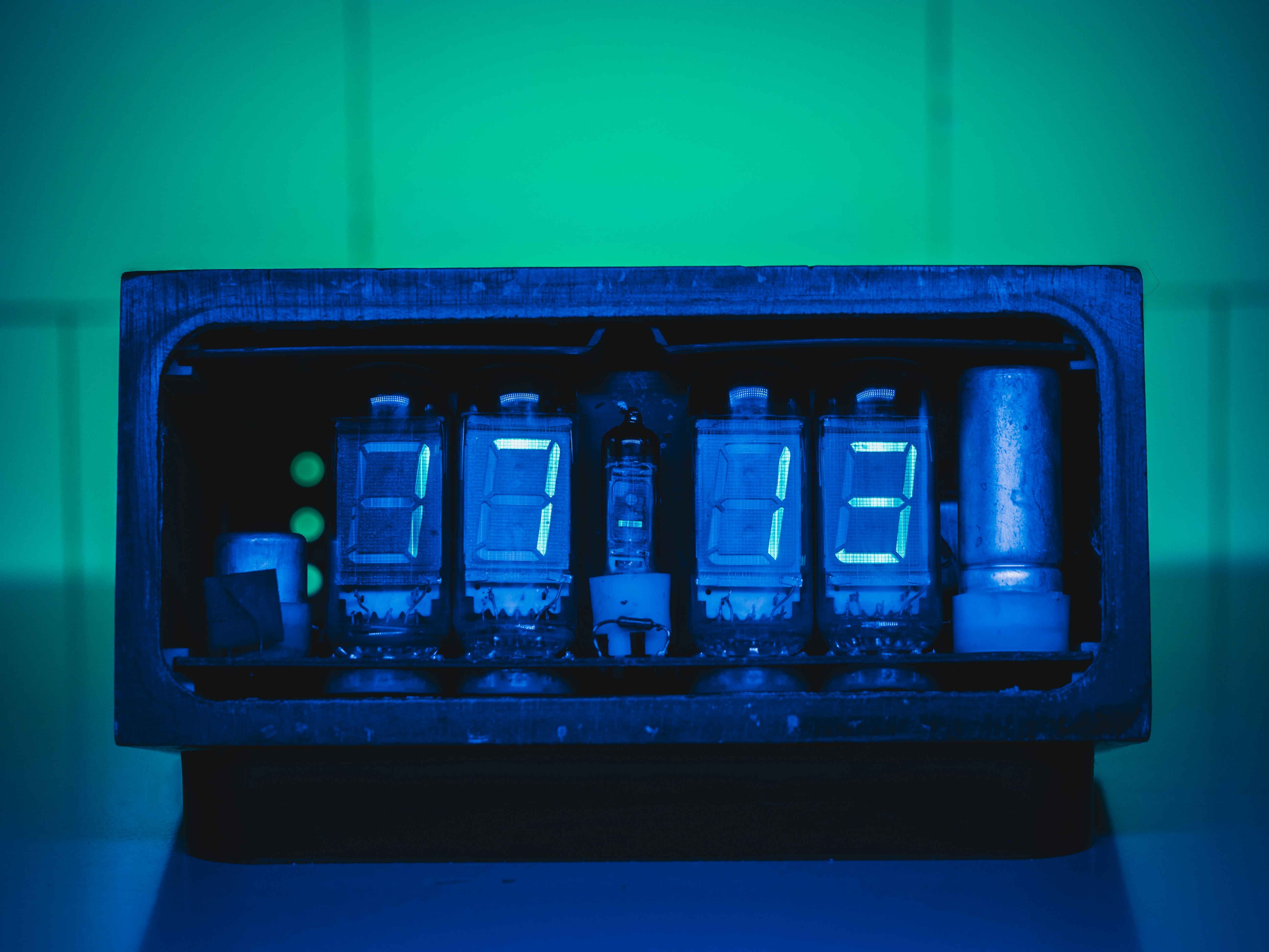 省エネを実現するIoT機器の稼働イメージや、ミドルウェアによる電力消費の最適化を模式化した図解