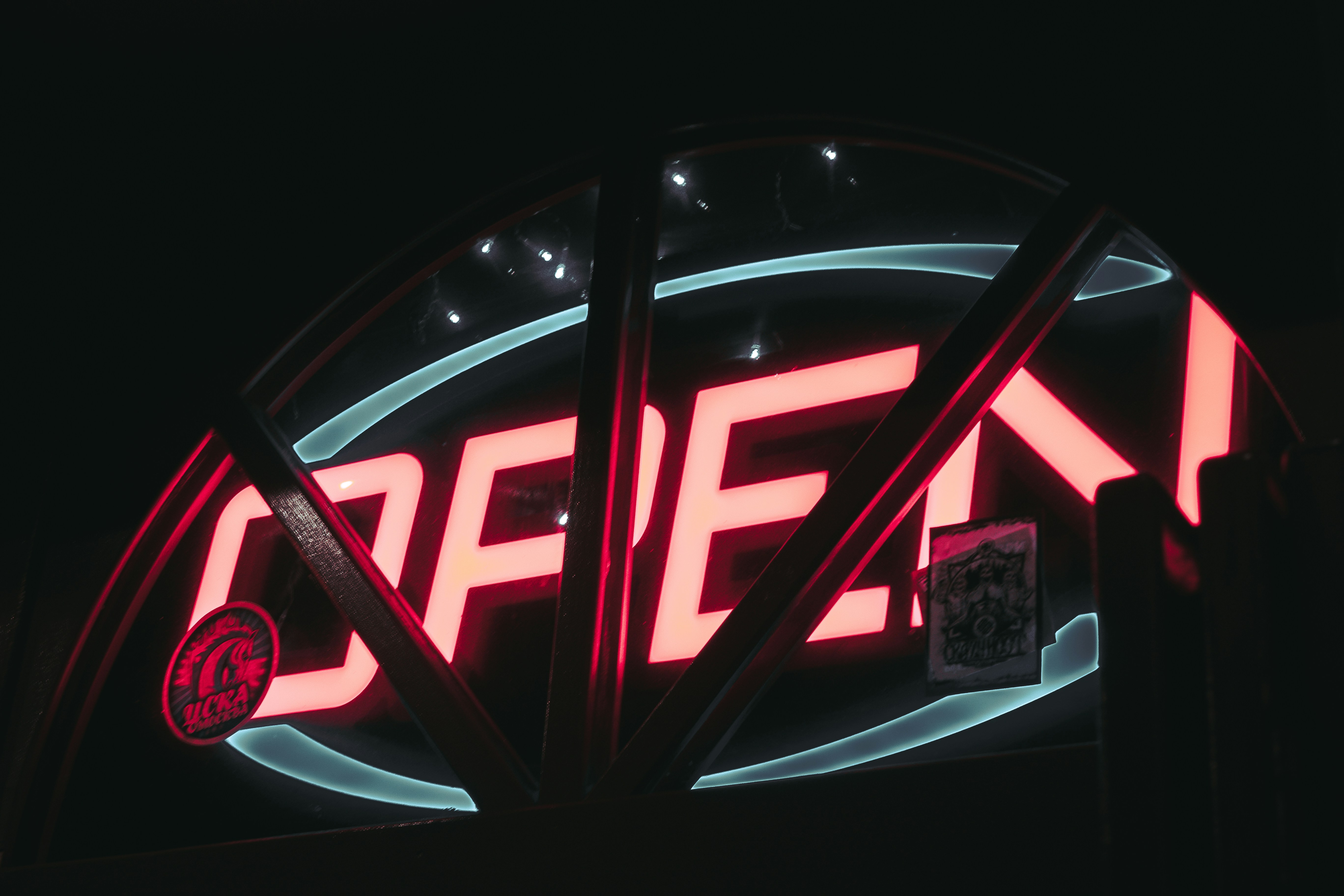 開発者がラップトップでFreeRTOSのコードを書いている様子を背景に、IoTデバイスが机に並んでいる風景