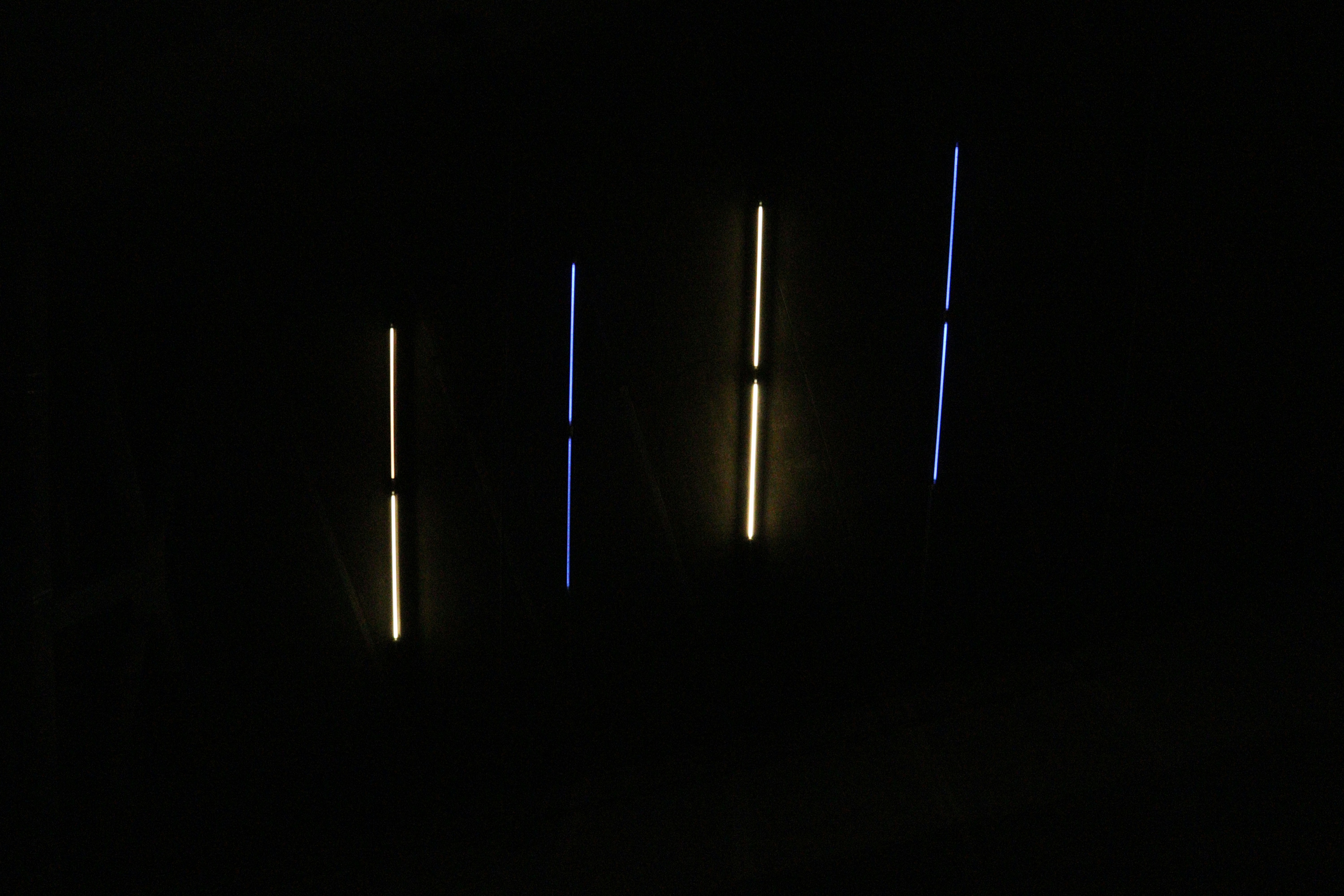 Arduino Unoと各種センサー、LEDがブレッドボード上で配線され、動作している様子