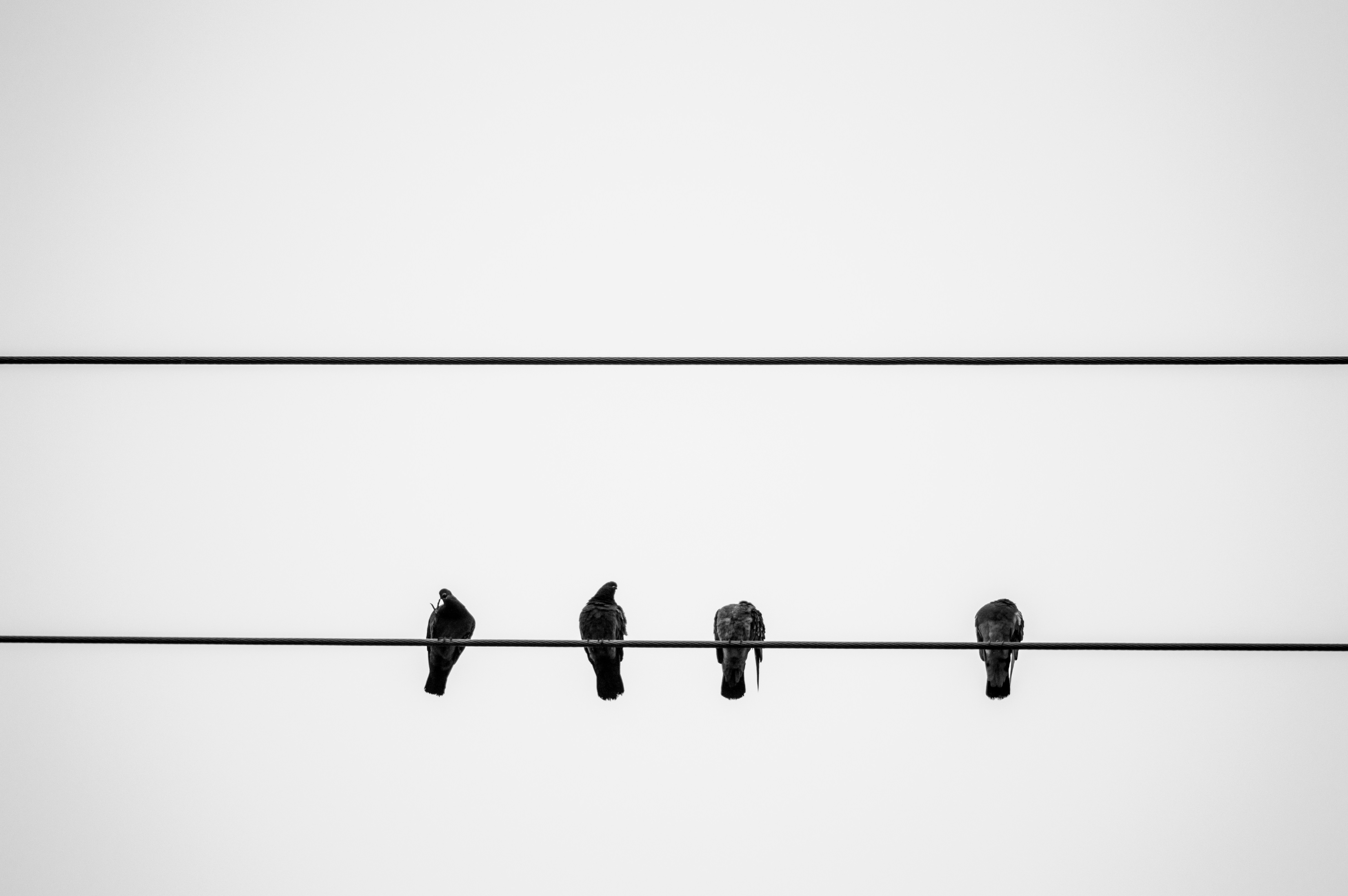 工場内でセンサーとエッジデバイスがリアルタイムに連携している様子を描いた概念図