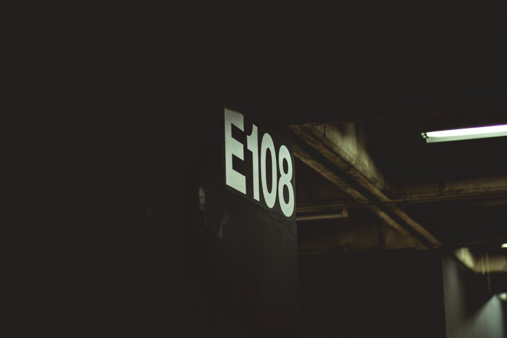 Schematic diagram showing a structure in which IoT devices deployed in a smart home perform AI processing locally and only partially communicate with the cloud.