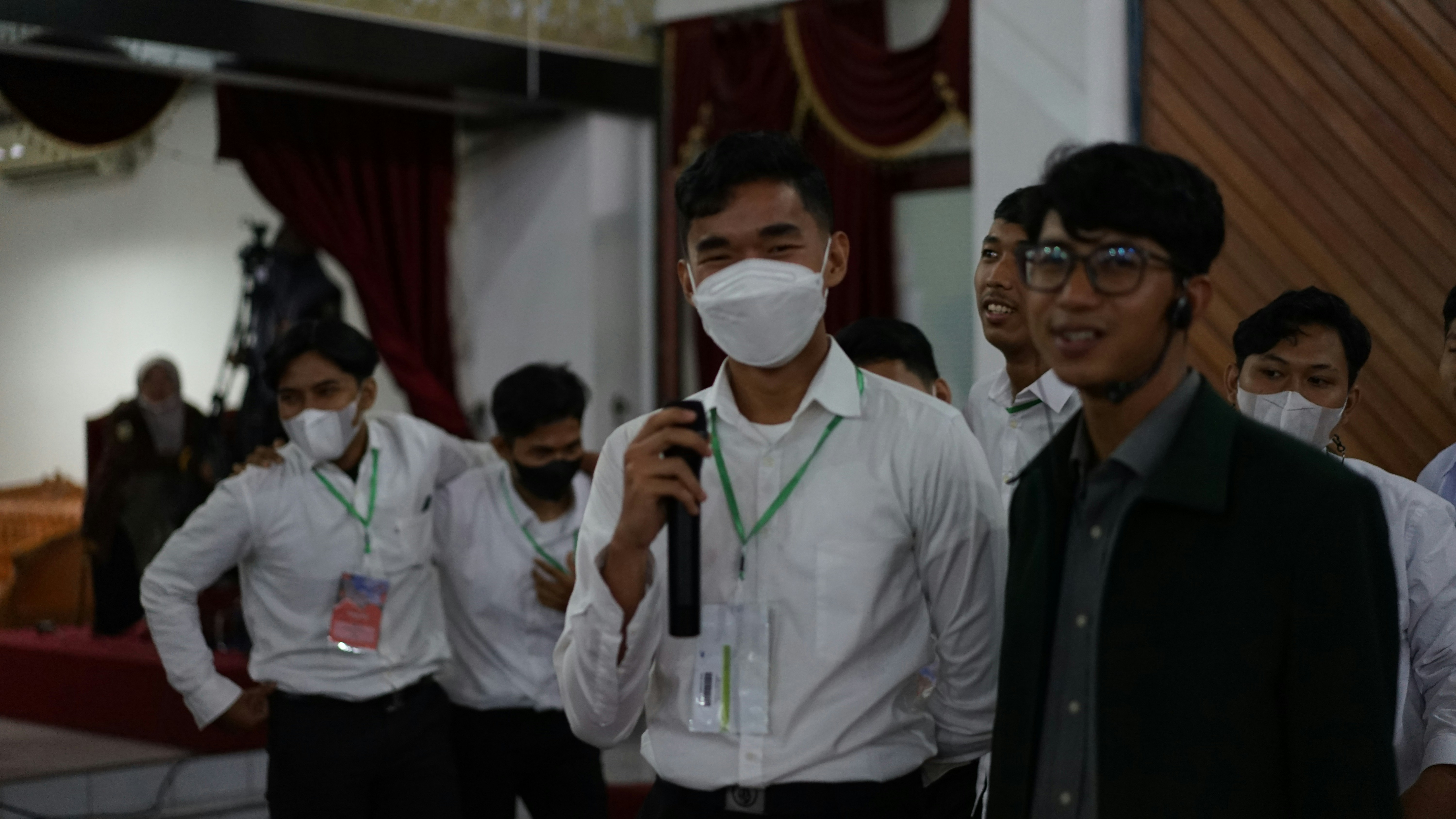 ノイズの多い環境でもAIとAudioドライバーが連携してクリアな音声を届けている様子を可視化した概念図