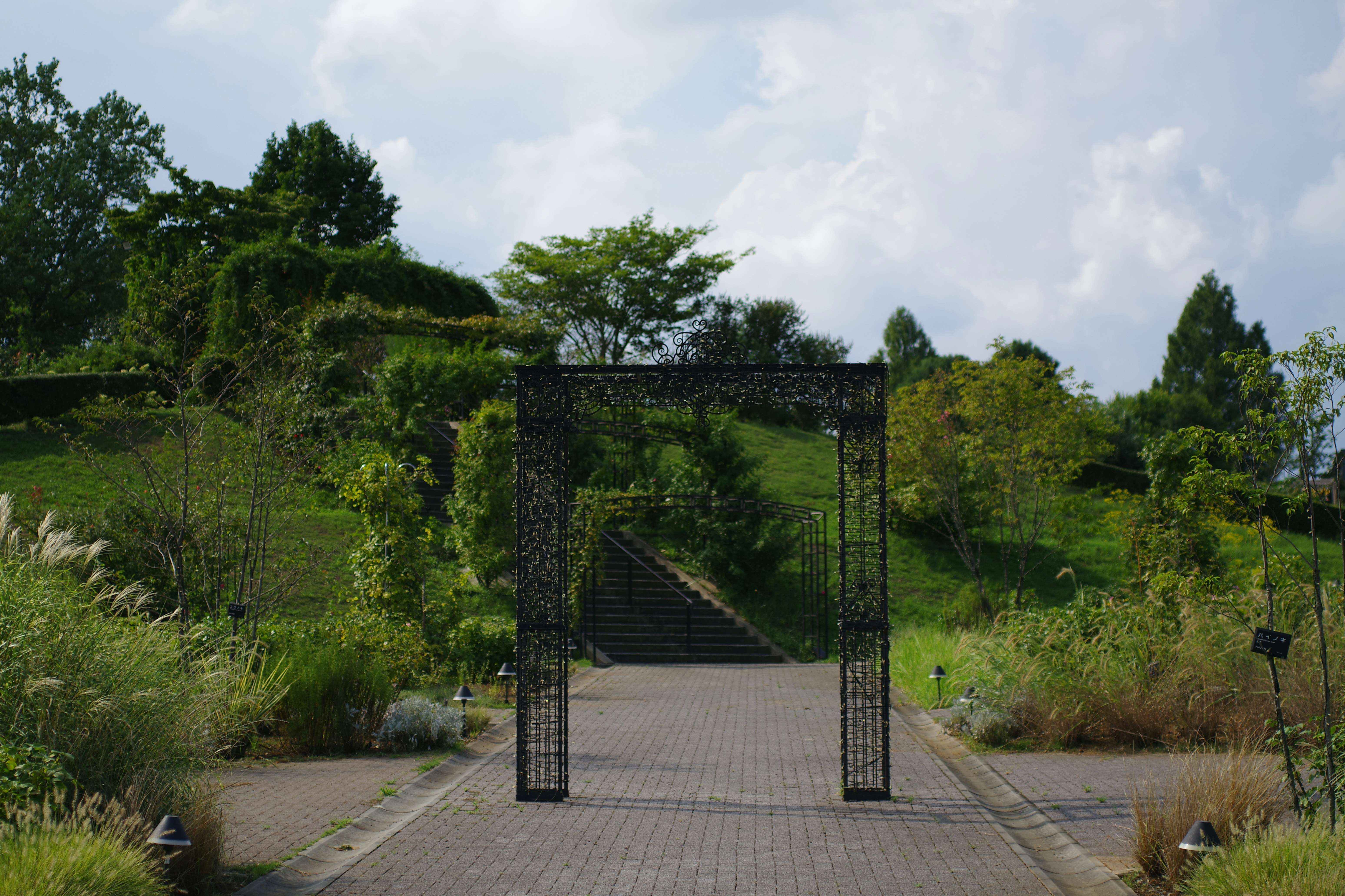 工場内のIoTゲートウェイ装置が多数のセンサーからデータを受信している様子を俯瞰的に描いたリアルなイラスト