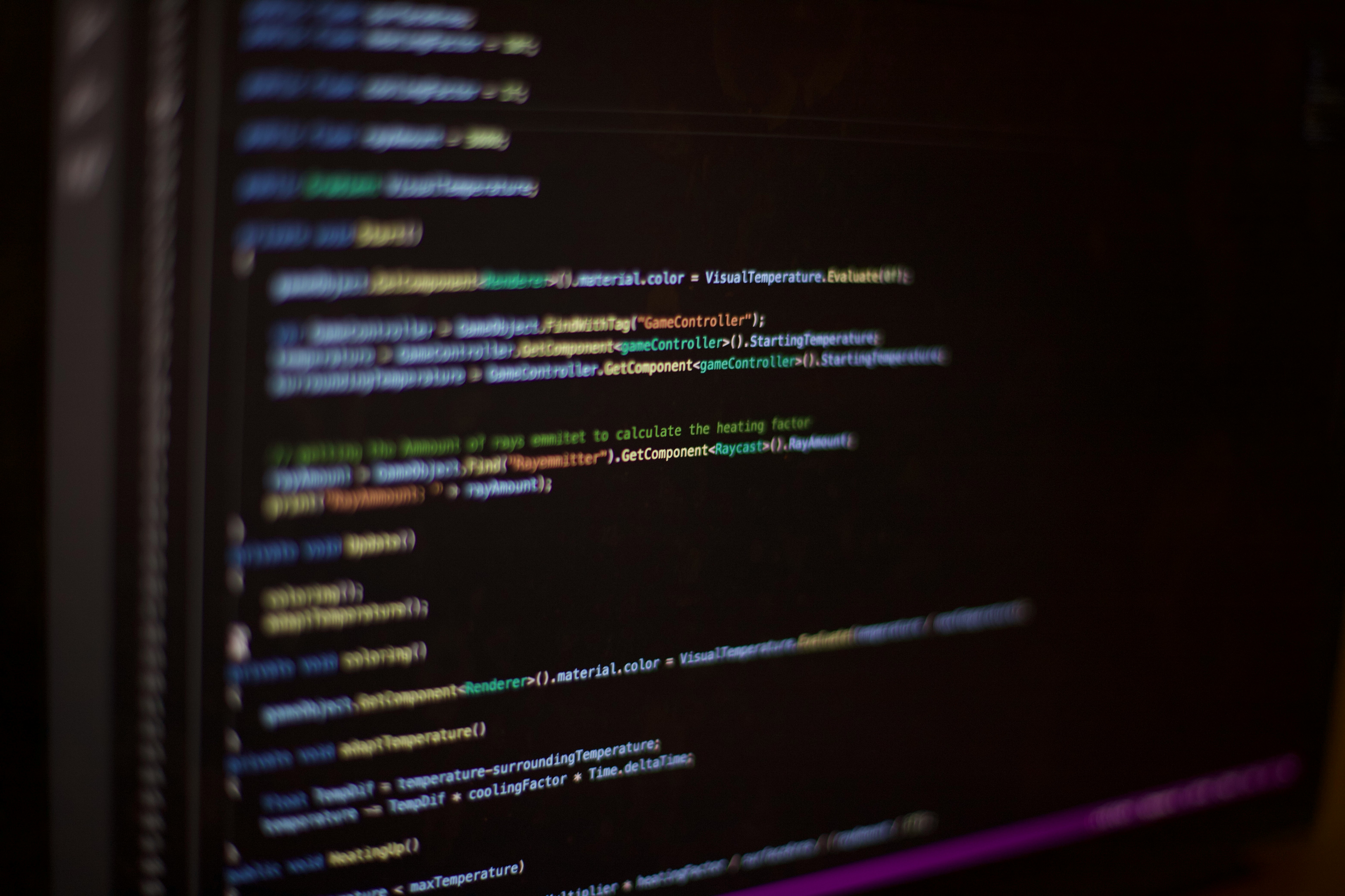 ソフトウェア開発現場で、複数のエンジニアがコード解析ツールを使いながら議論しているシーン