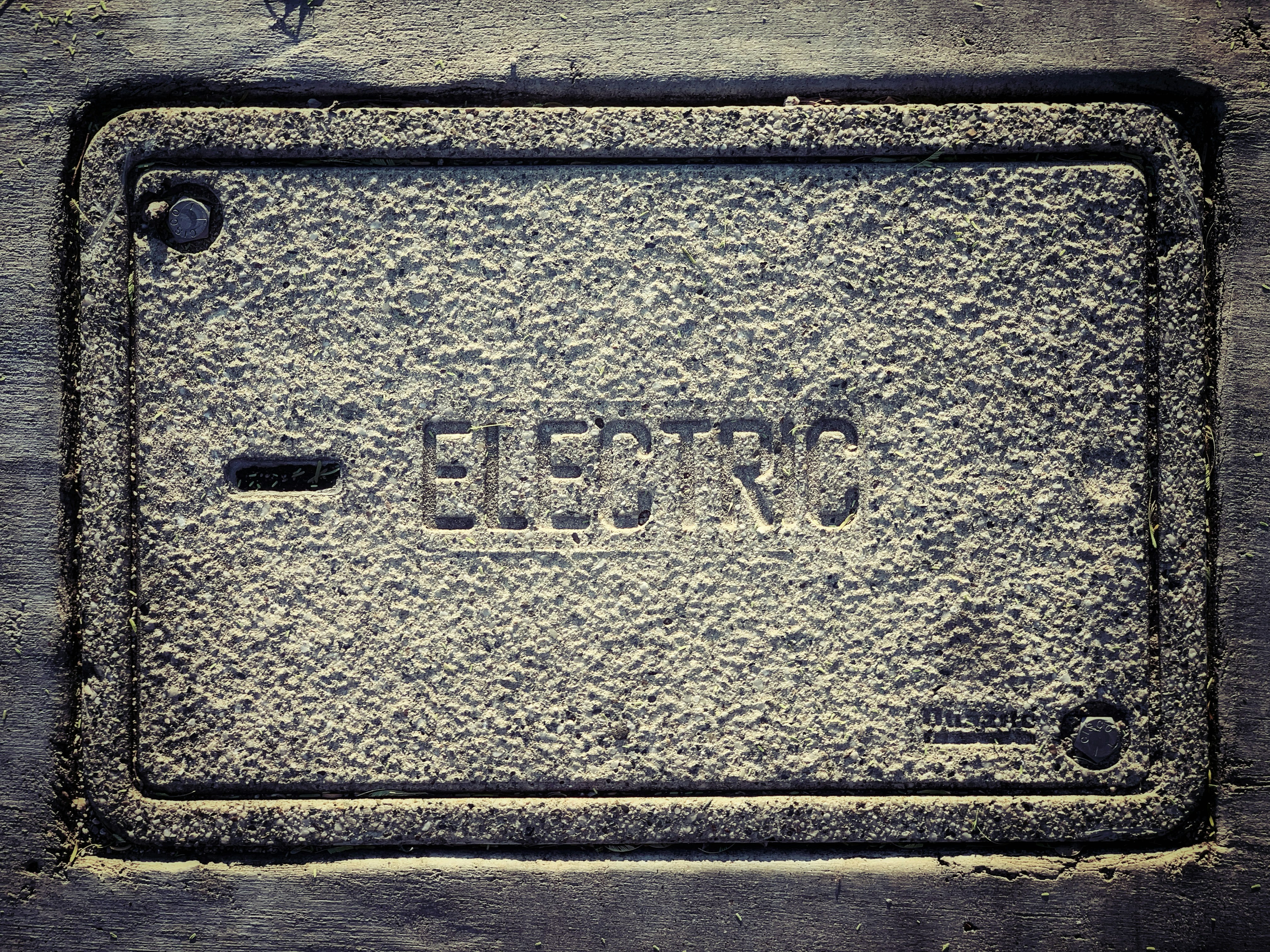 作業机に置かれたESP32やRaspberry Pi Picoと、簡易的なセンサーやLEDが接続されて動作しているシーン