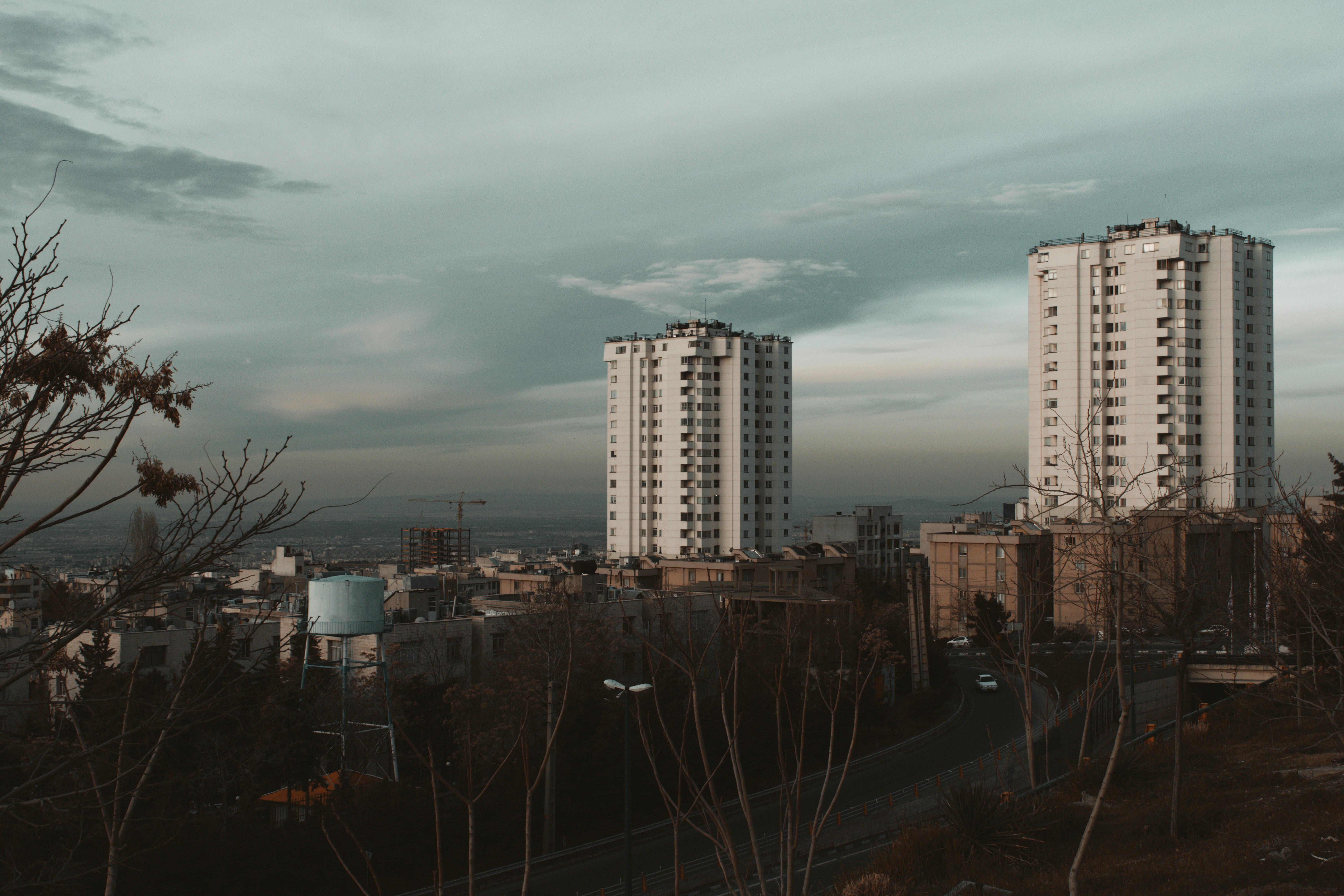 スマートシティのイメージで、交通、医療、農業などさまざまなIoTシステムがつながっているビジュアル