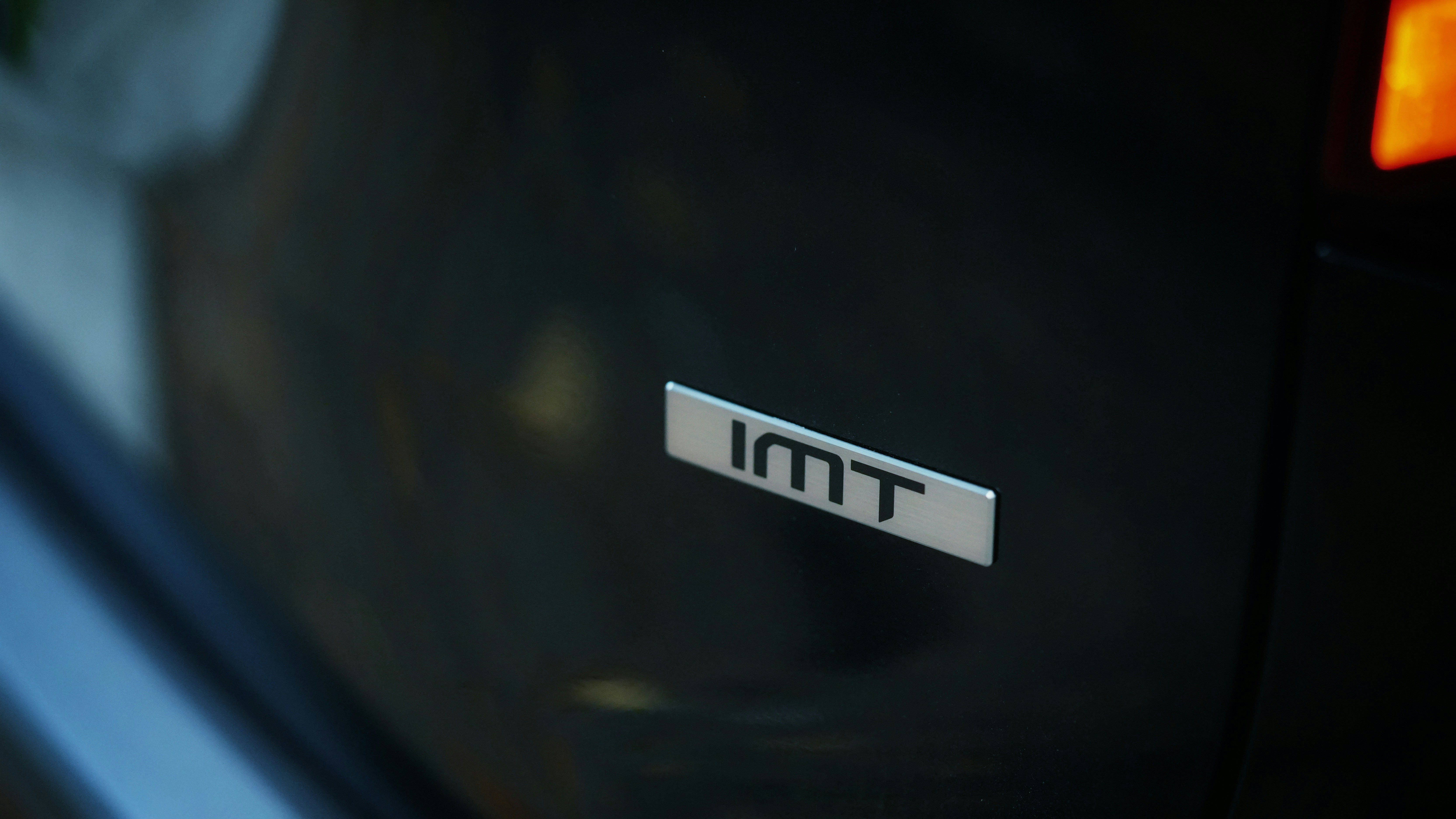 開発環境におけるLIN通信のデバッグ画面を表示したPCモニターと、ECU基板が接続されている様子