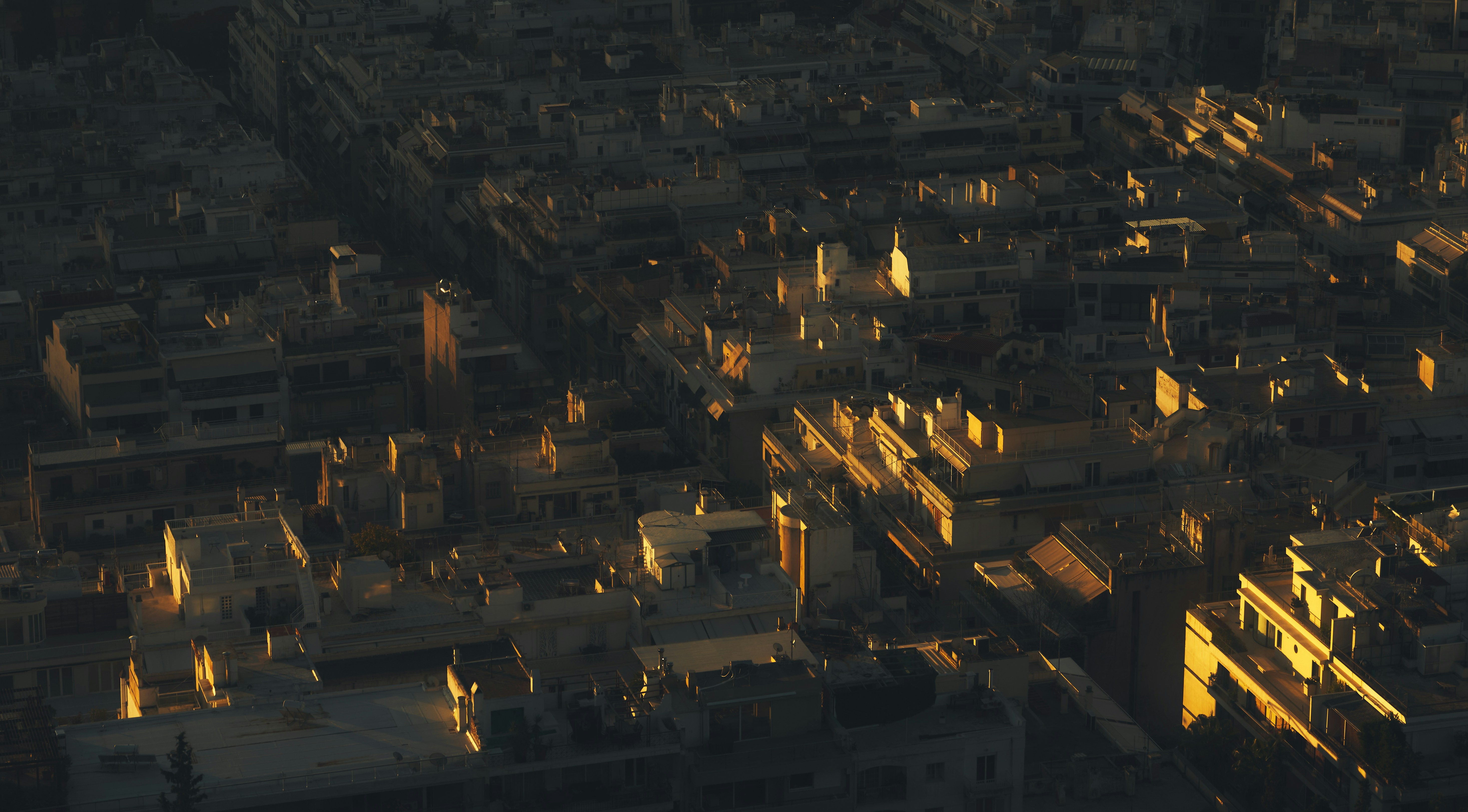 未来都市の一部として、交通インフラや街灯、防災システムがZigbeeで統合されている様子を描いた未来的イラスト