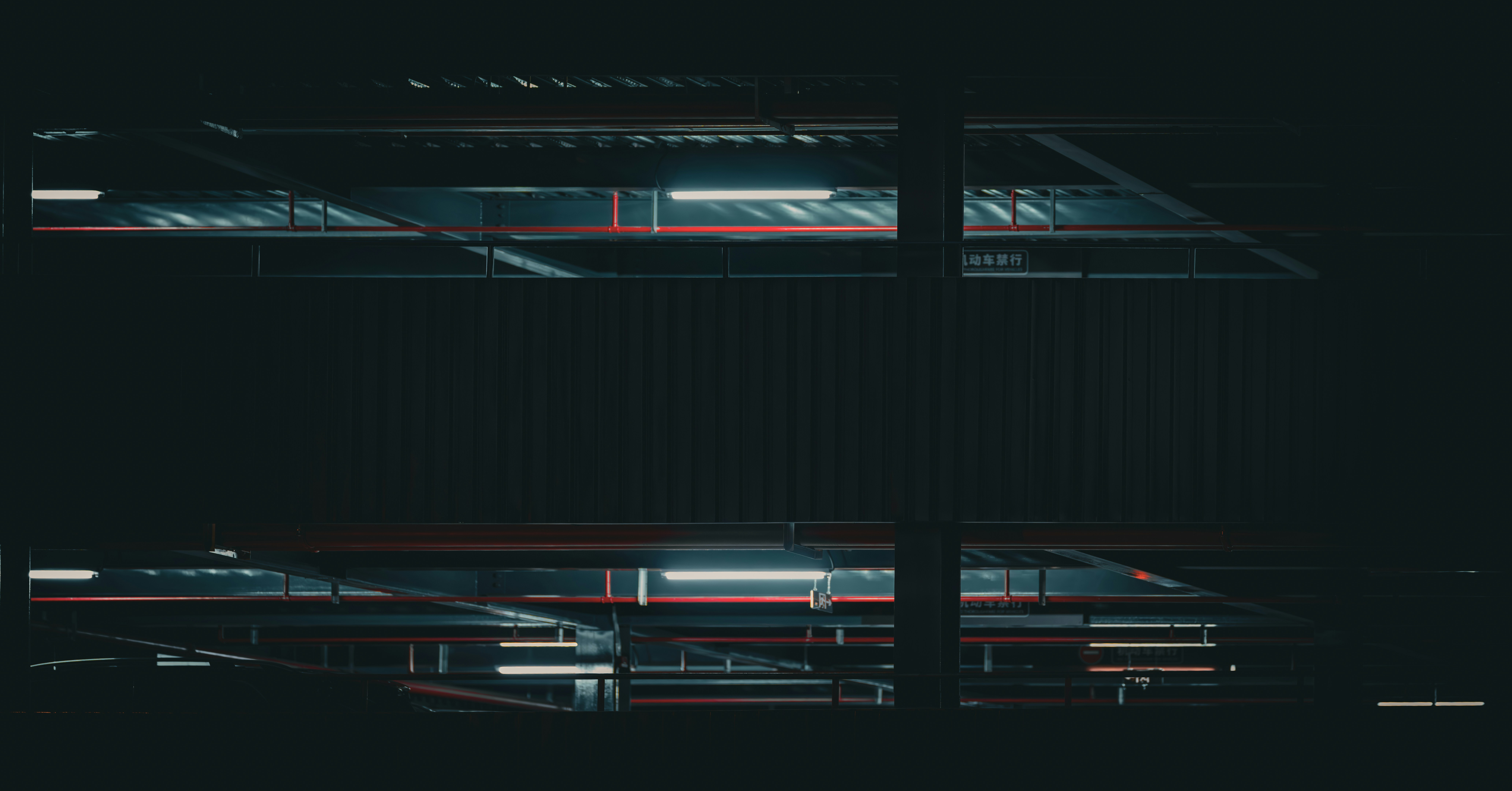 開発チームが大型スクリーンにシミュレーション結果を投影しながら議論している様子