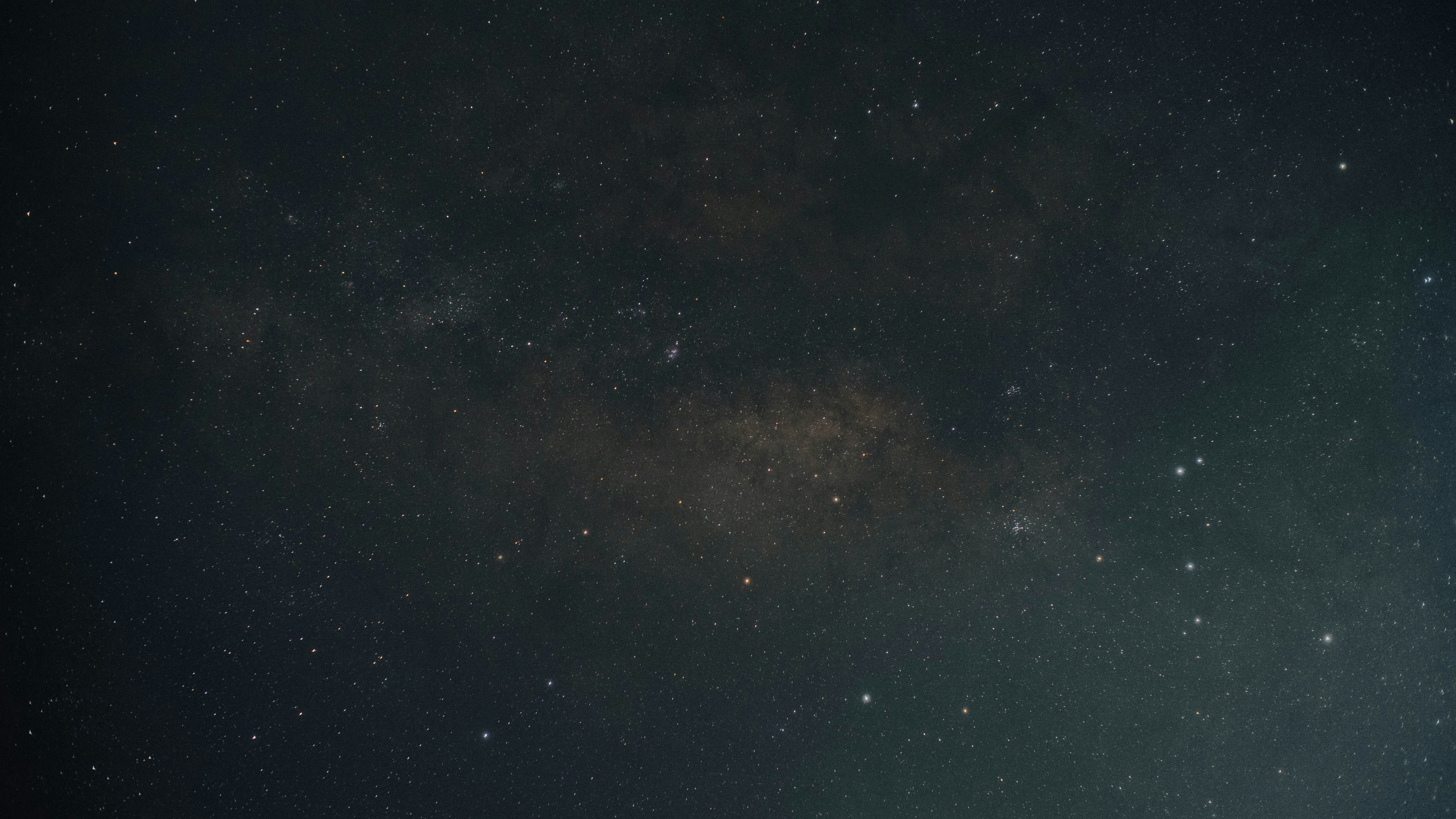 自動車やスマート家電がネットワーク経由で同時にアップデートされている様子を描いたイラスト