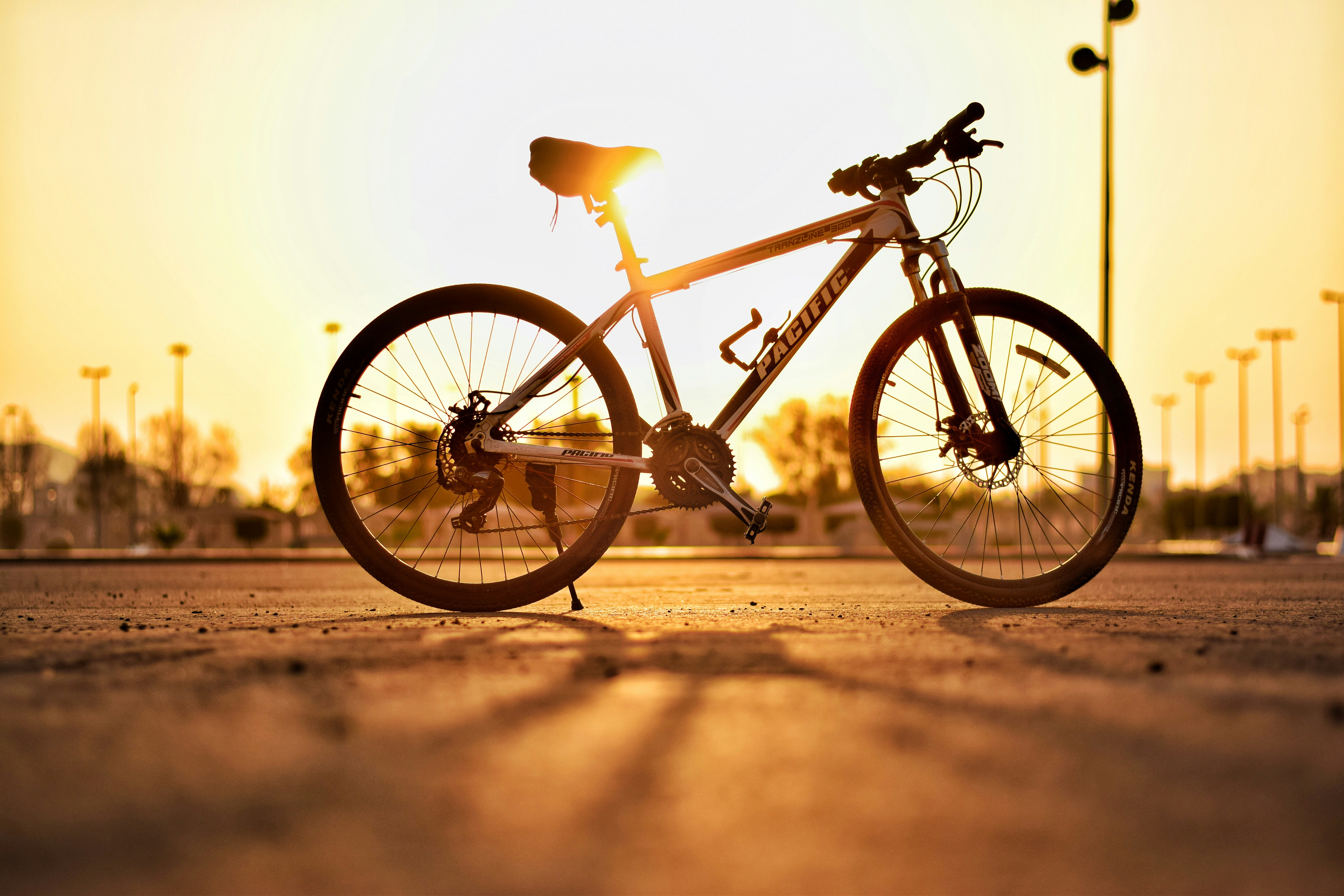 TDDの「赤（テスト失敗）→緑（テスト成功）→リファクタリング」のサイクルを示すシンプルで分かりやすい工程図