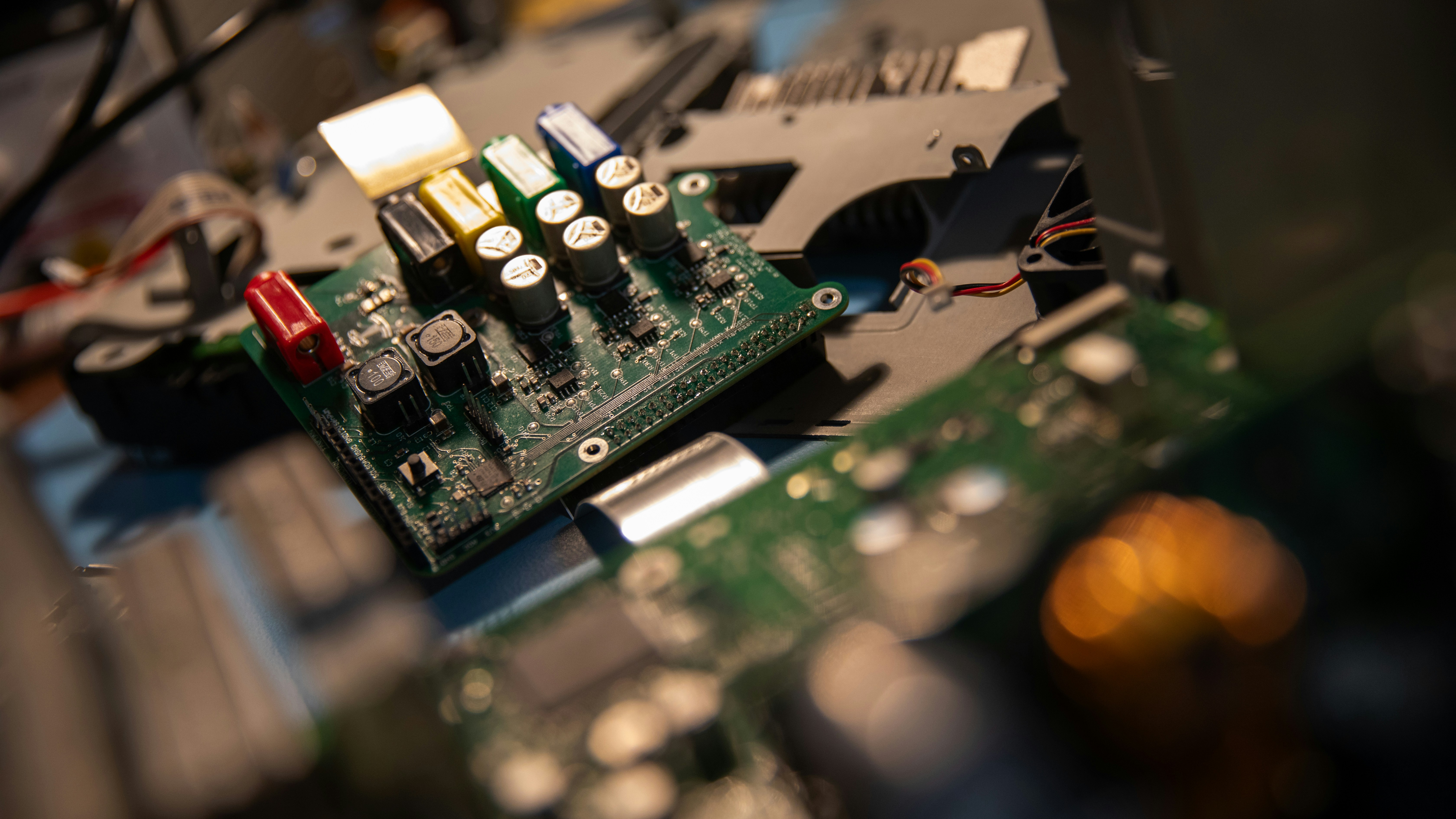 様々なメーカーのコンデンサが並んでいる様子