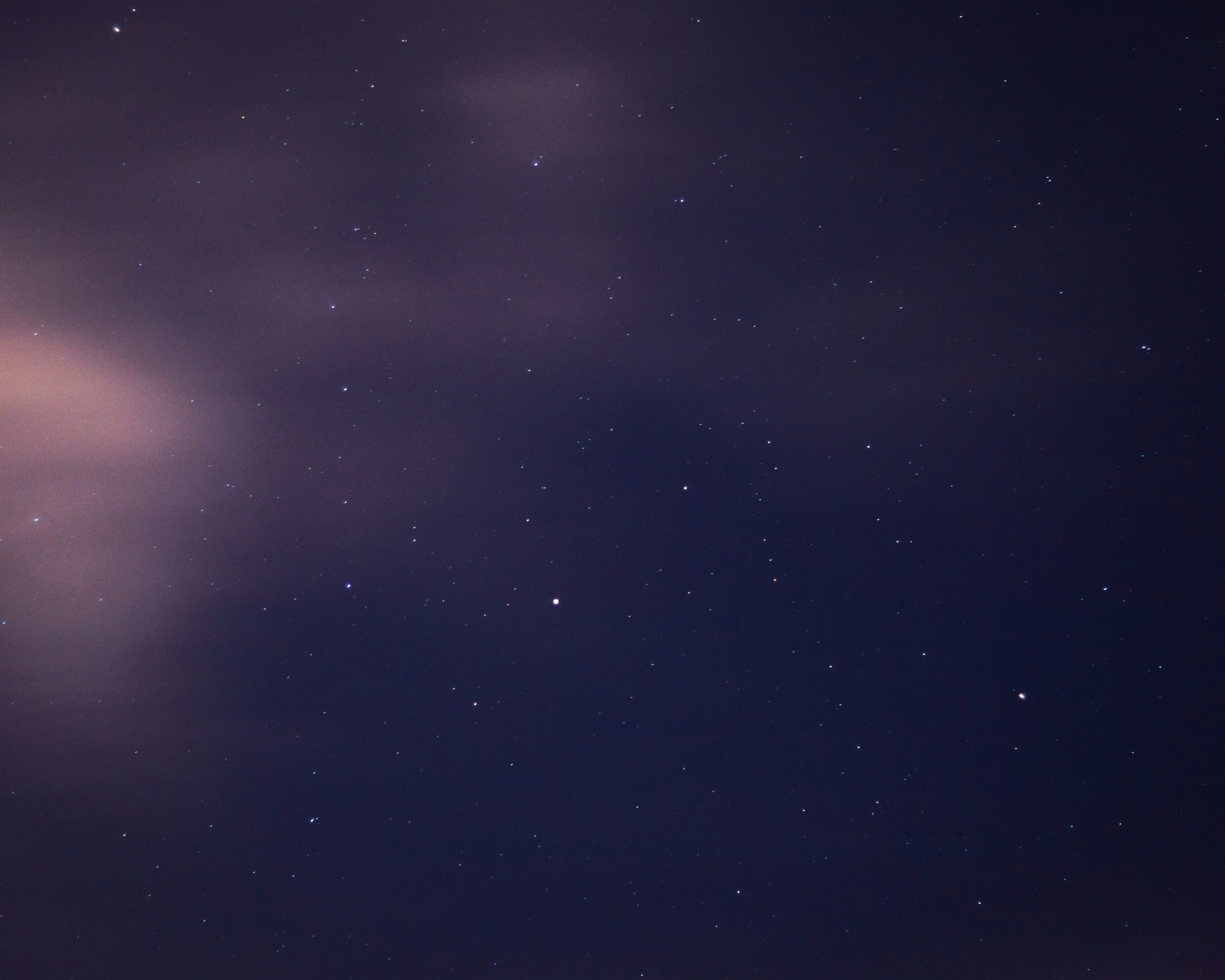 自動車や家電がクラウドに接続され、OTAでアップデートが配信されている様子を示す図解