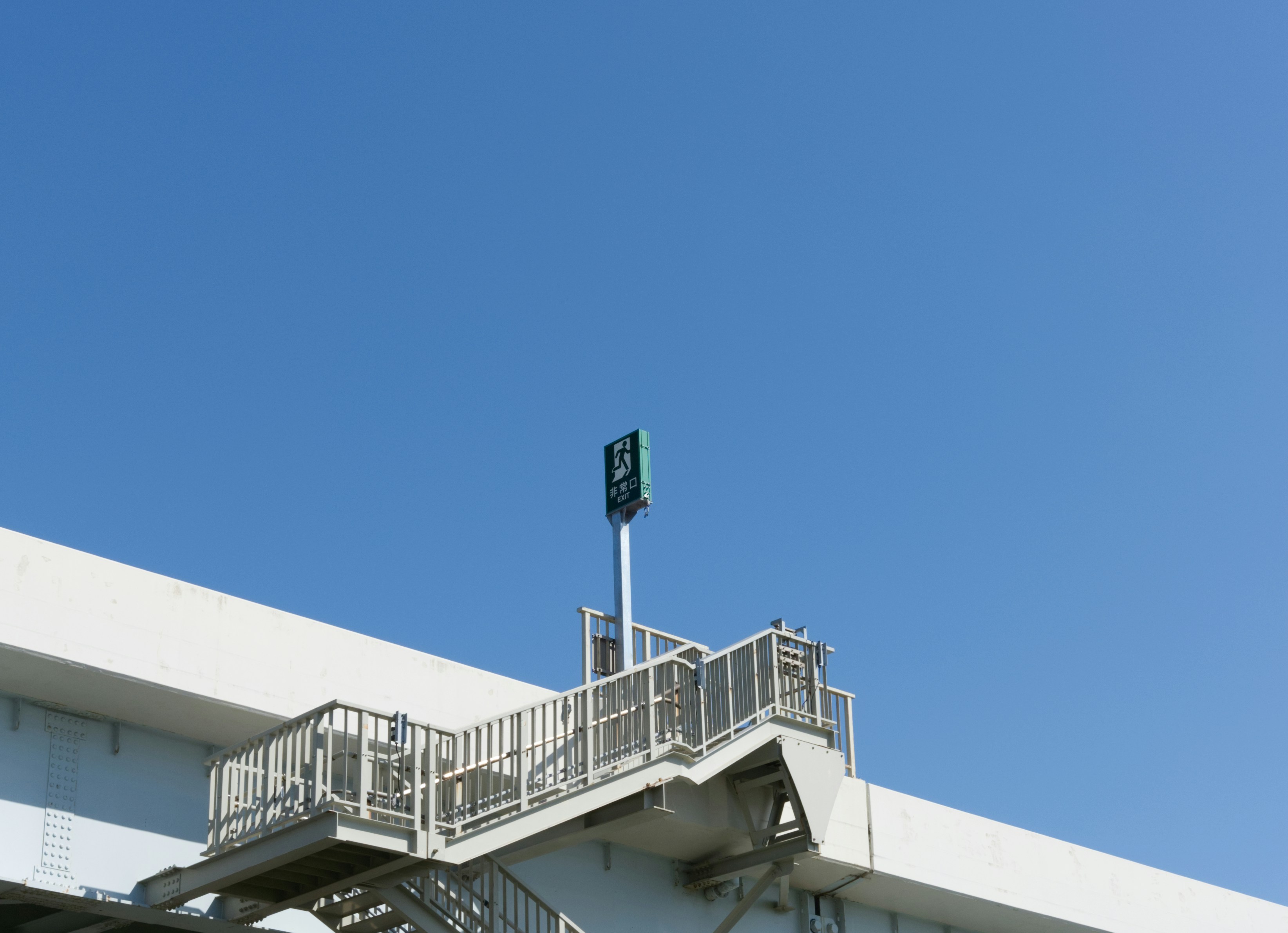 工場のライン制御にFPGAが組み込まれている様子を示すシステム概略図