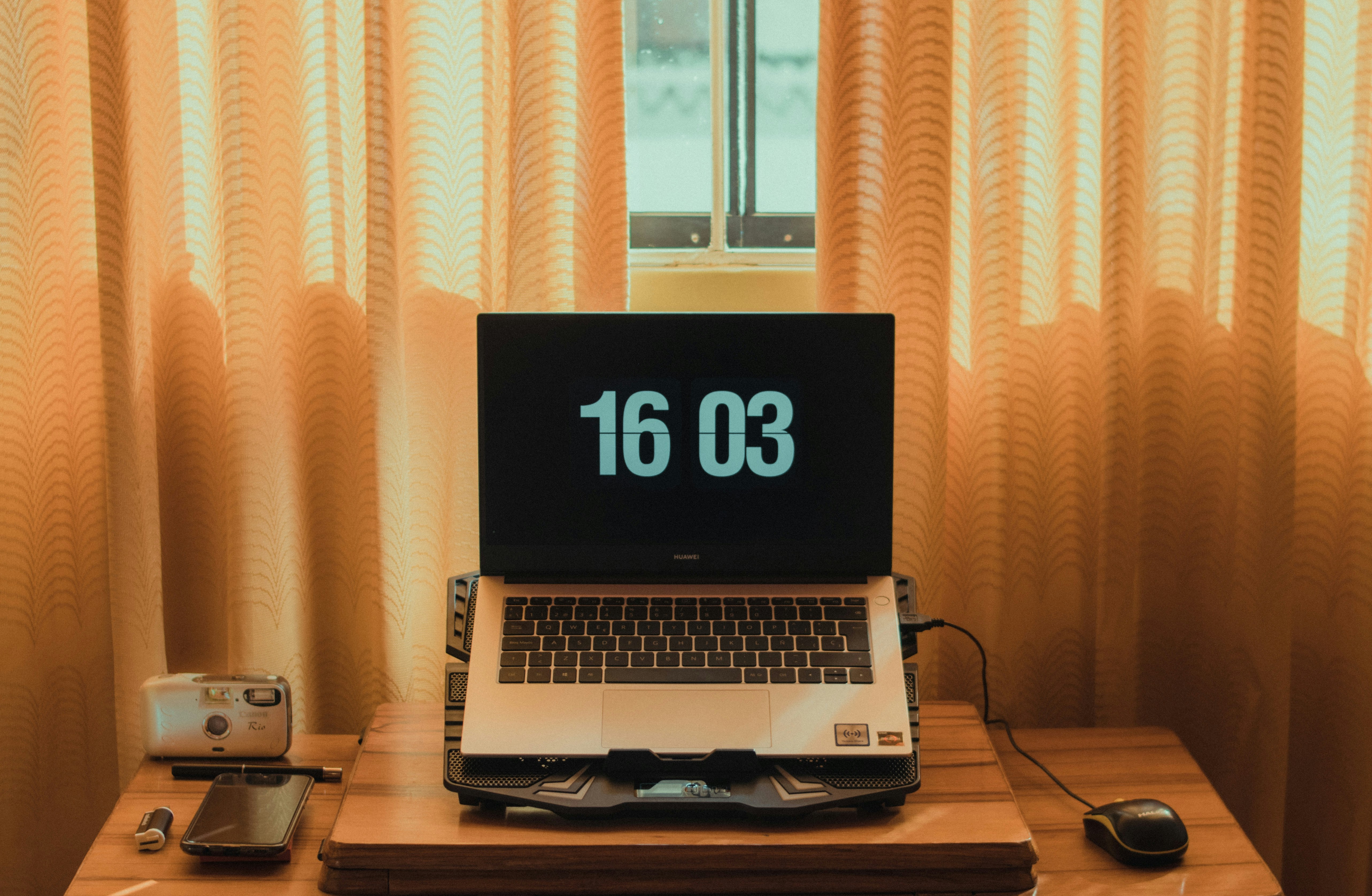 FreeRTOSやVxWorksなど複数のリアルタイムOSロゴと、IoT機器をつなぐネットワークを重ねた構成イメージ