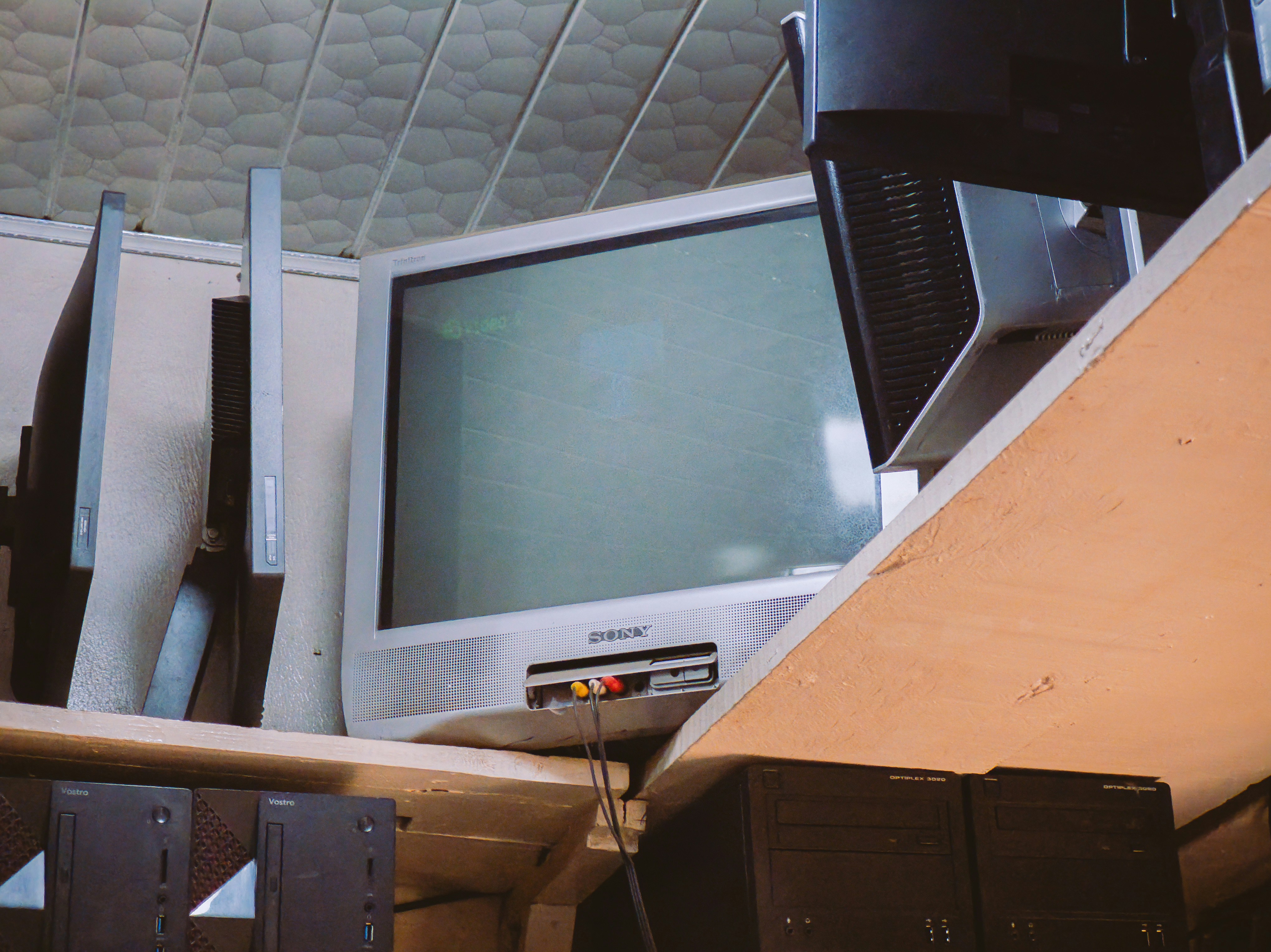 エッジコンピューティング、フォグコンピューティング、クラウドコンピューティングの関係性を図で示したもの