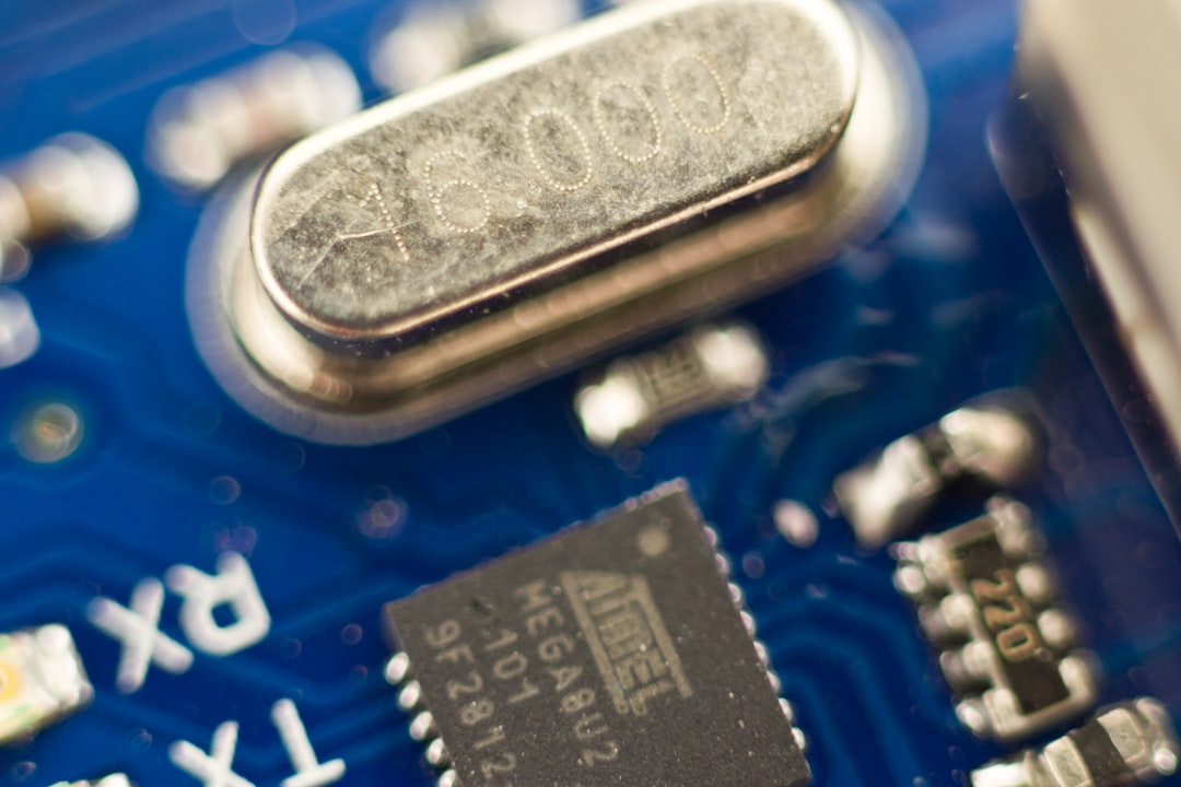 テストエンジニアが、オシロスコープやロジックアナライザなどの計測器を使って、組み込みシステムの動作を検証している様子