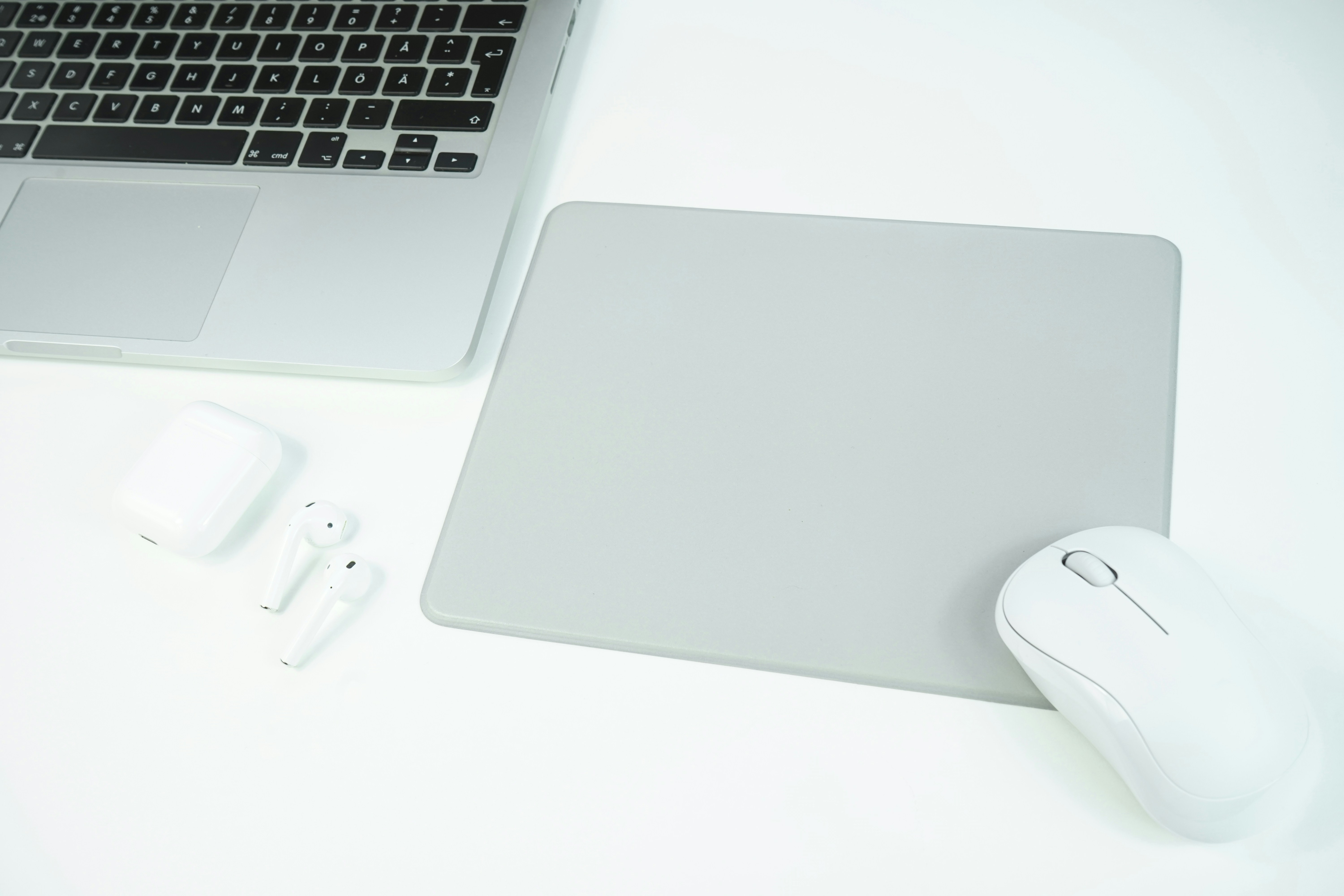 家電や産業機器がクラウド経由で新機能を取得し、ユーザーが操作しているシーンを表したイラスト