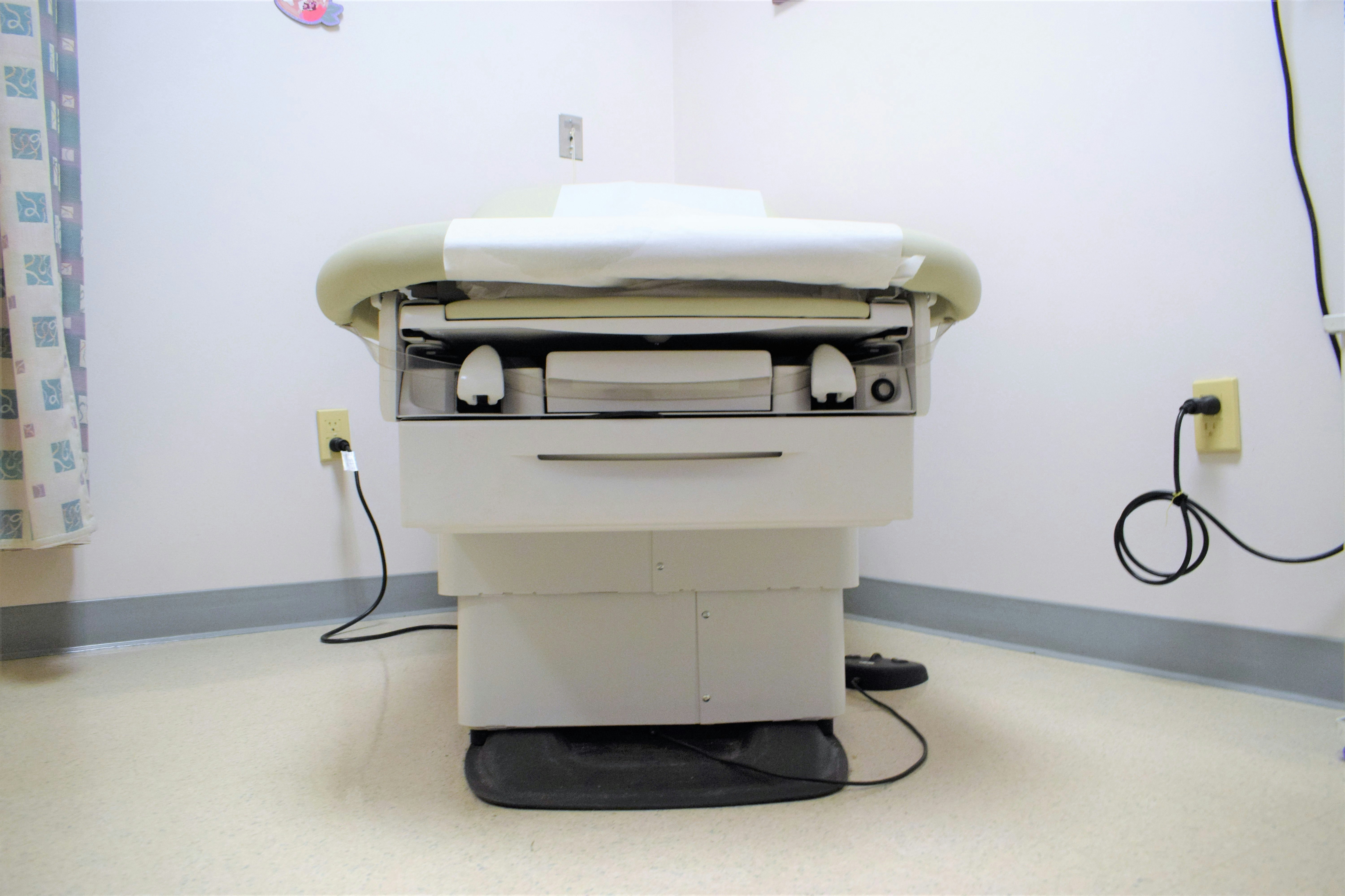 医療現場でAIとFPGAを活用した診断装置が使われているイメージ図