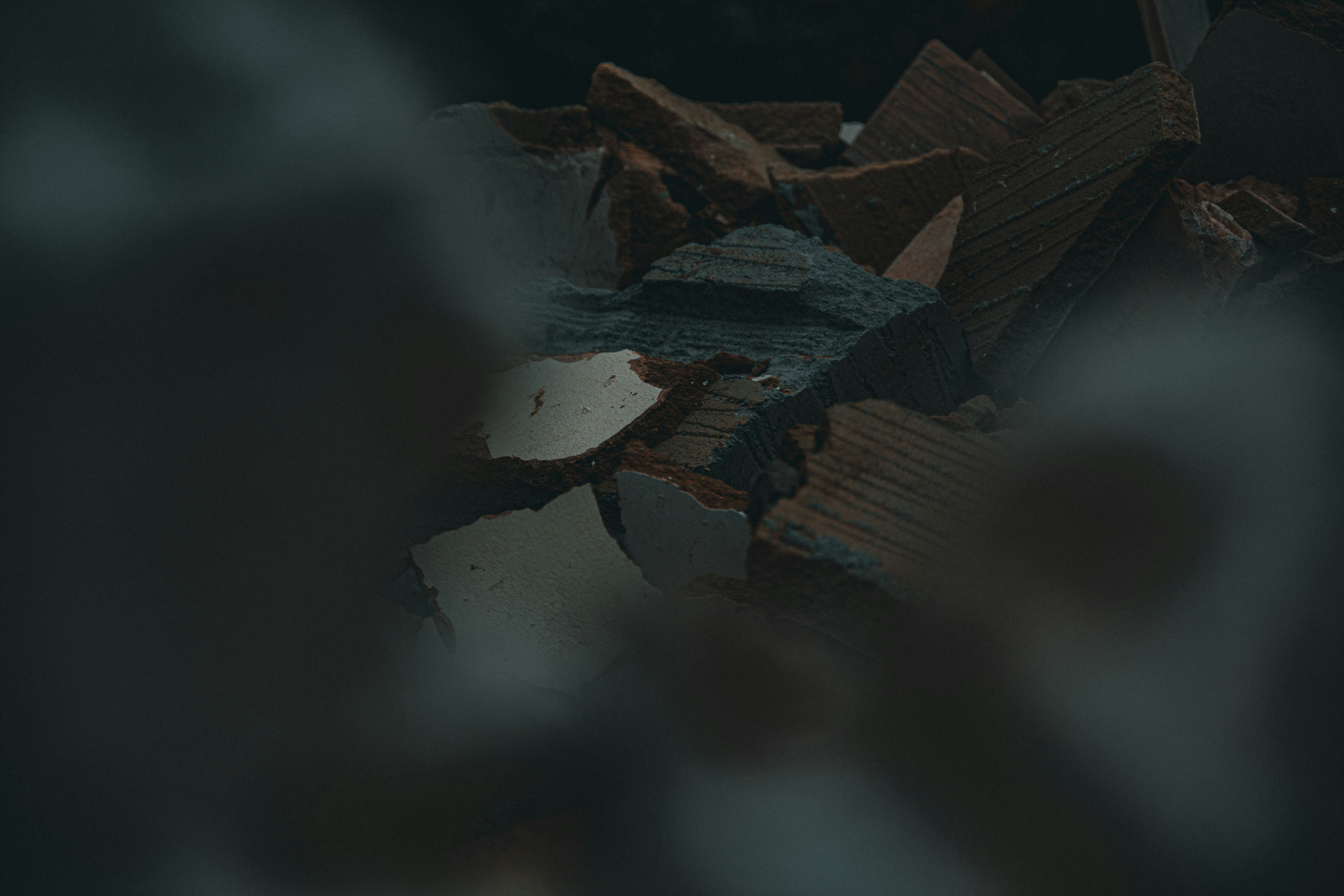 DevOpsやCI/CDを組み込み開発に適用したワークフローを図示するイラスト（開発からテスト、デプロイまでの流れを矢印で示す）