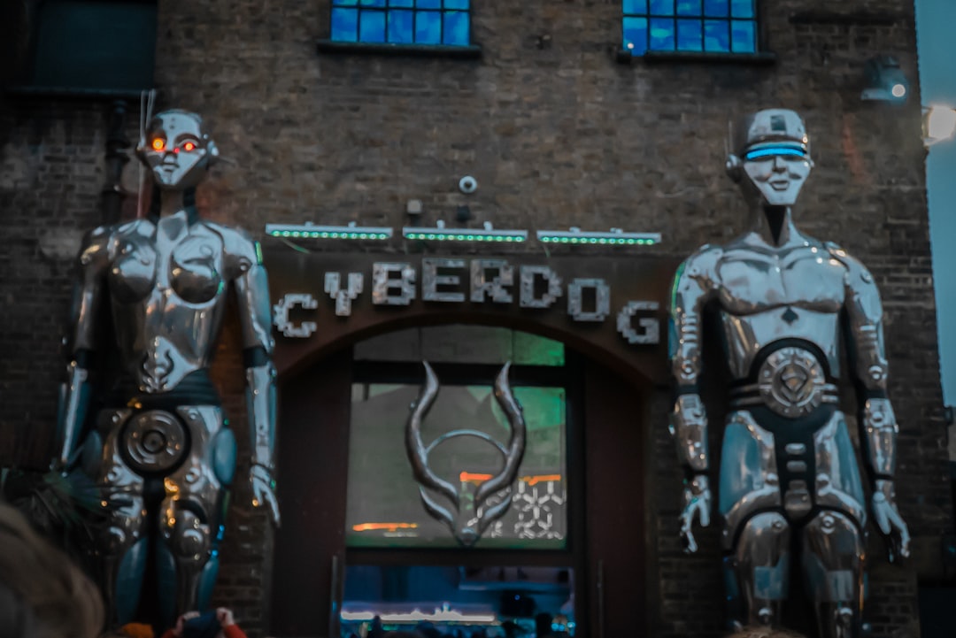 製造ラインで稼働する産業用ロボットが、サイバー攻撃を受けて停止している様子