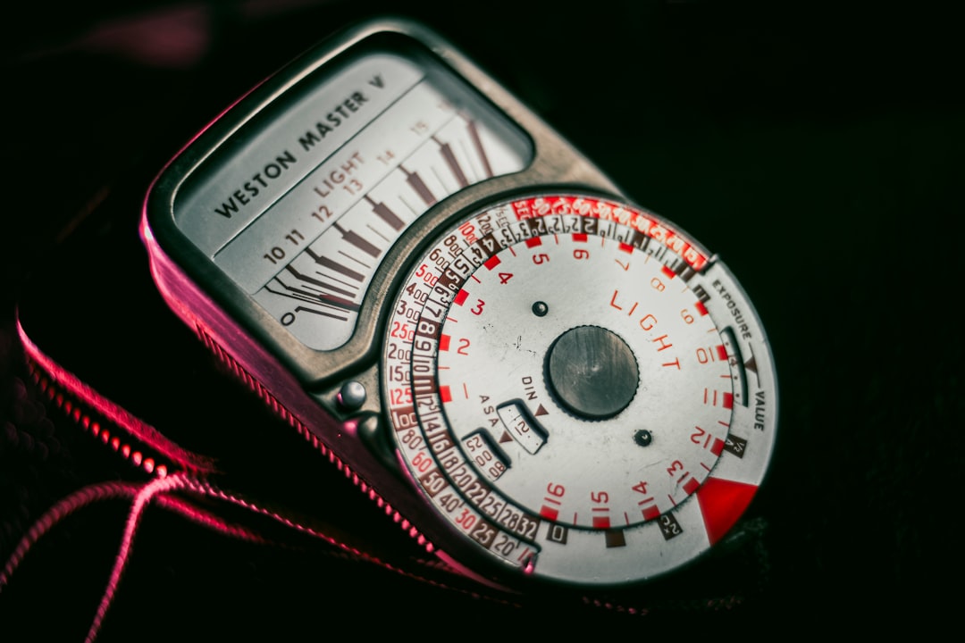 工場の生産ラインに設置されたセンサーが、機械の振動を測定している様子