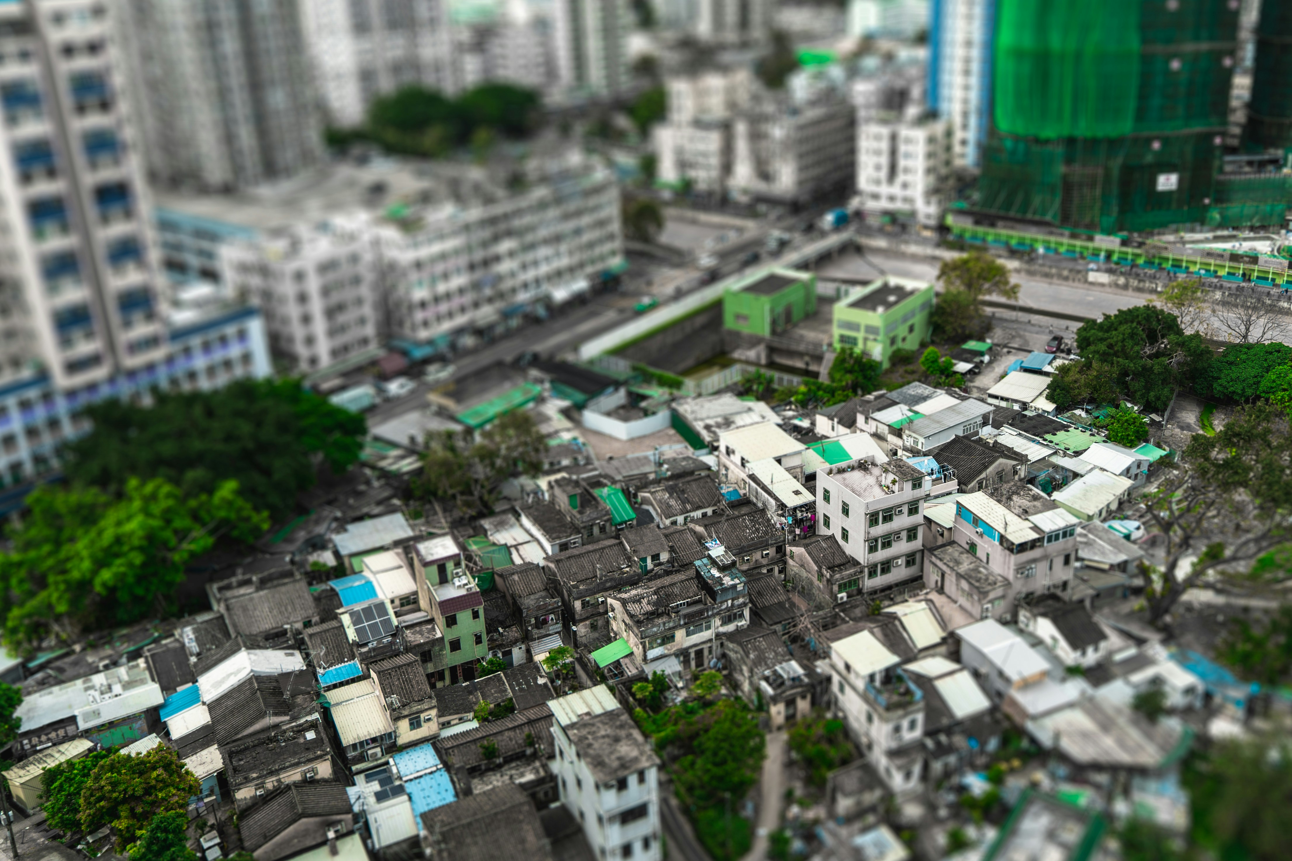 エンジニアが複数のモニターに向かい、モデルベース開発ツールを使って医療機器のシミュレーションを行っている様子