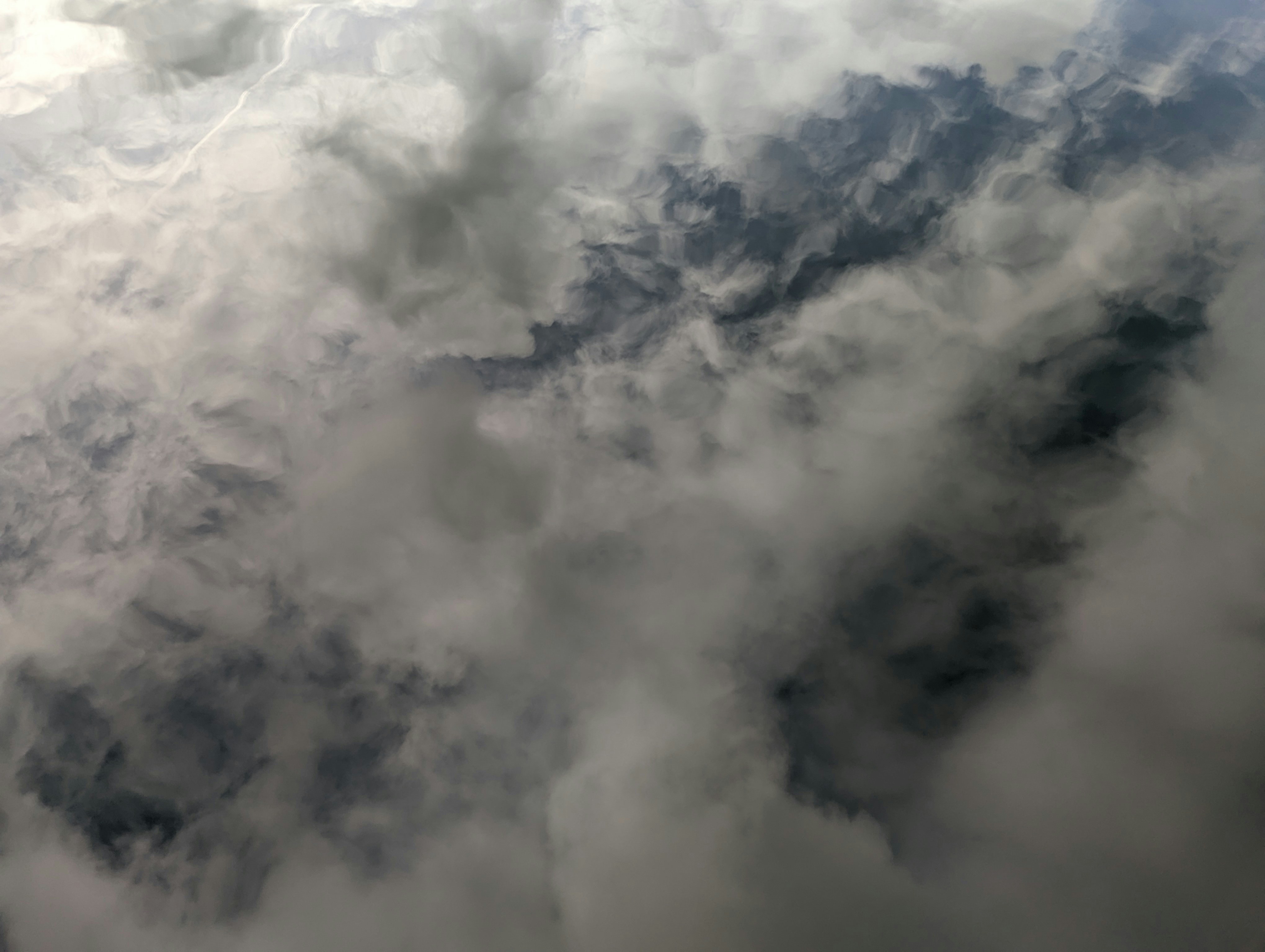 さまざまなIoTデバイスがクラウドに接続され、データが共有されている様子を示す抽象的なイメージ